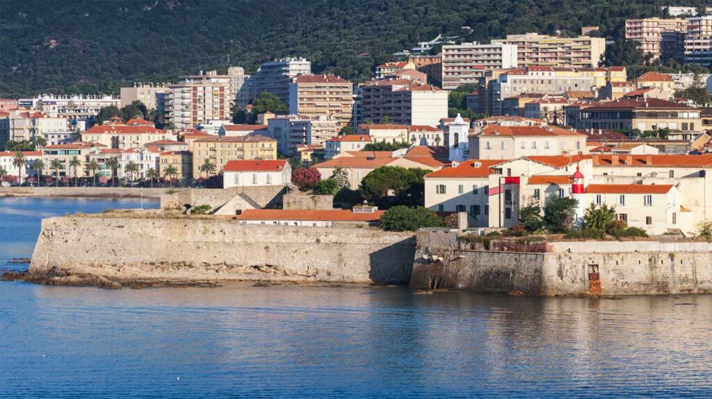 Il fascino della Corsica meridionale sotto la pioggia