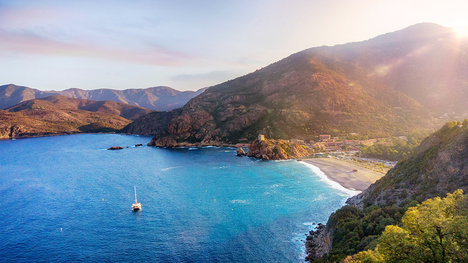 Cette image illustre la beauté sereine du golfe de Porto, où les montagnes rencontrent la mer sous un ciel magnifique, apportant une sensation de paix et d'évasion au spectateur, qui peut presque entendre le doux murmure des vagues sur le sable chaud.