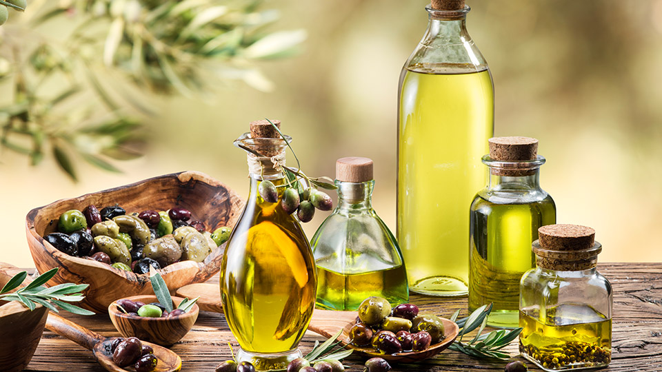 Échantillons exquis d'huile d'olive artisanale et olives fraîchement cueillies, symboles de qualité et tradition méditerranéenne.