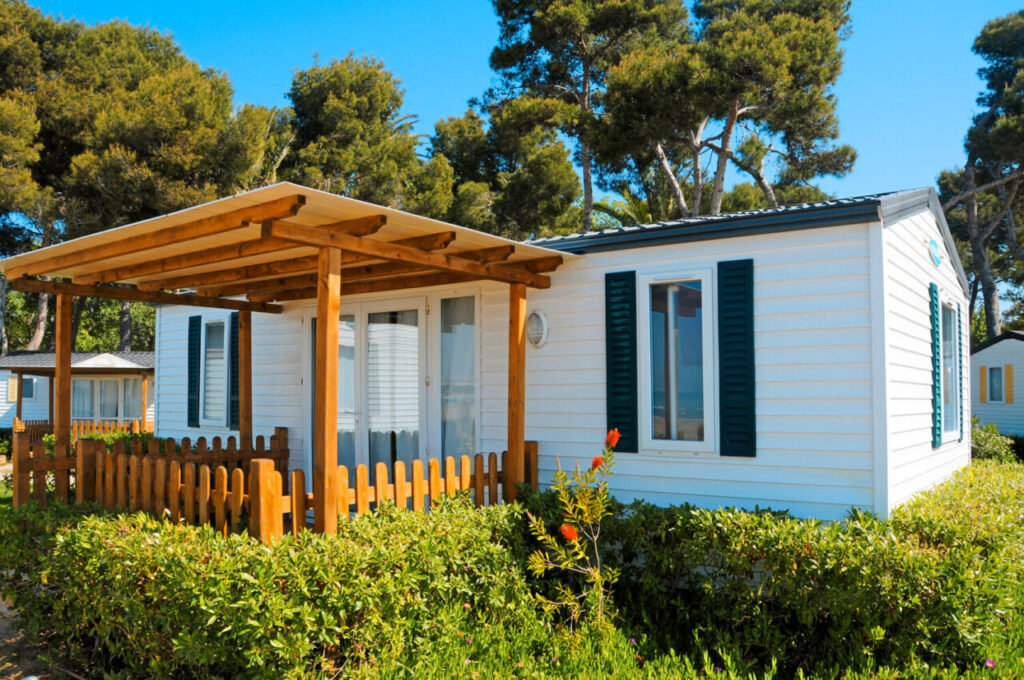 charmant-mobile-home-au-bord-de-la-mer-entoure-de-verdure Mobile home enchanteur en bord de mer, entouré de verdure et baigné de soleil, parfait pour une retraite paisible avec vue sur un paysage naturel.