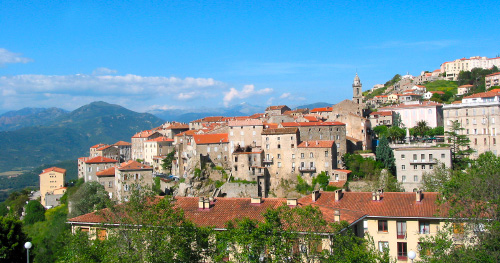 Cette image illustre la beauté authentique d'un village corse, immergé dans un cadre naturel époustouflant, offrant une sensation de sérénité et une invitation à explorer son charme historique.