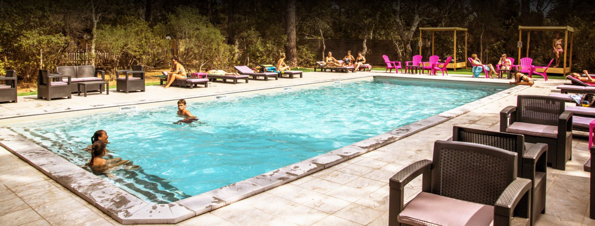 Moment de convivialité au bord d'une piscine avec amis, sous le soleil, entouré de verdure.