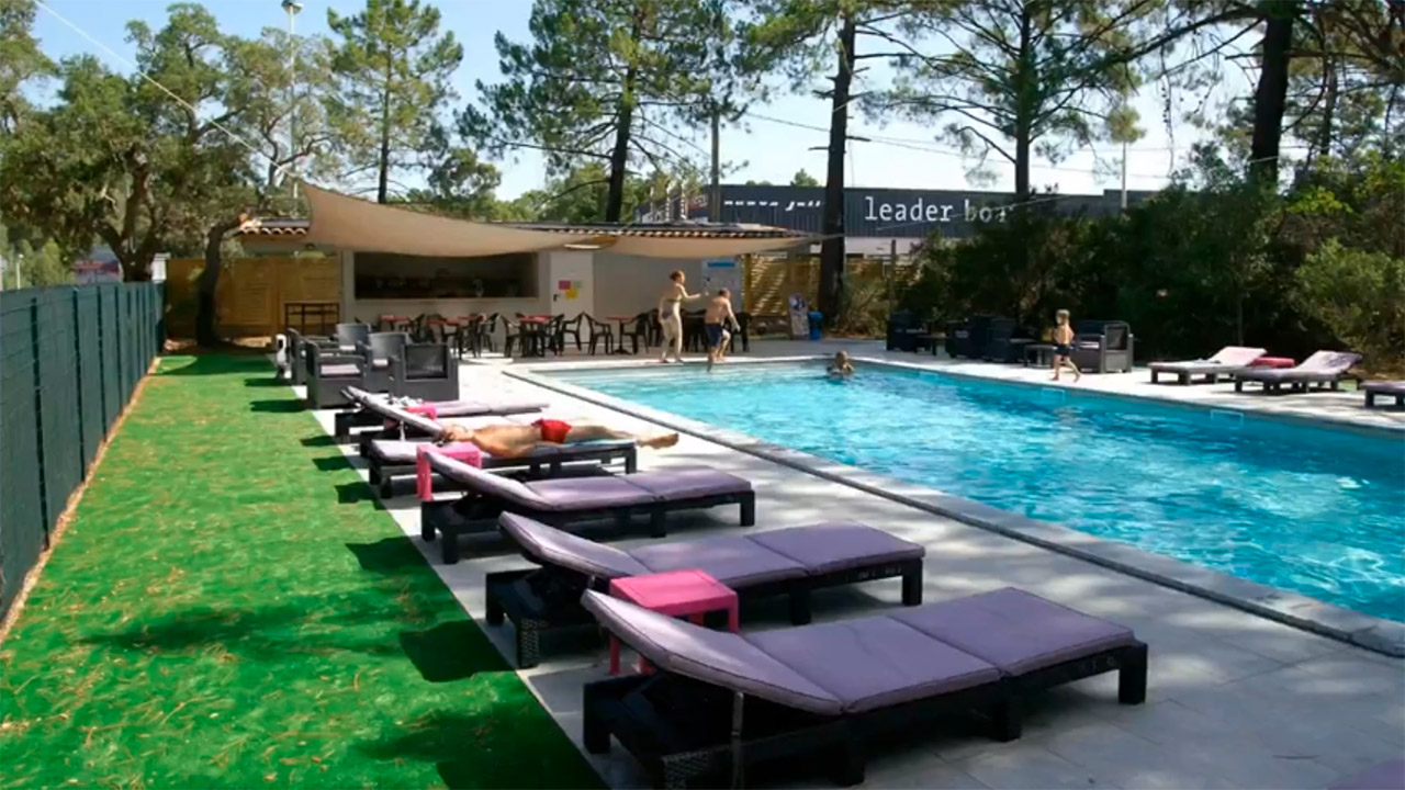 Cette image dégage une atmosphère de détente estivale, où la convivialité et le plaisir en famille se rencontrent au bord de l'eau. L'escapade parfaite pour échapper au stress quotidien, elle invite à la relaxation sous le soleil radieux, un véritable moment de bonheur partagé.