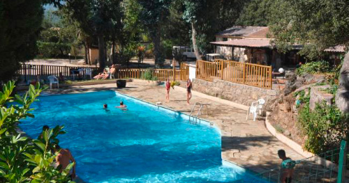 Scène familière de joie estivale autour d'une piscine, où les familles se retrouvent pour profiter du soleil et de moments de détente, bercés par le doux bruit de l'eau.