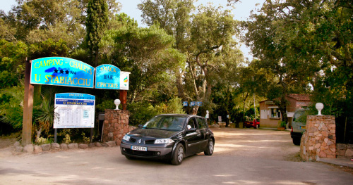 Cette image montre l'entrée du camping U Stabiacciu, où le calme de la nature et la verdure environnante constituent un cadre idéal pour un séjour relaxant en plein air.