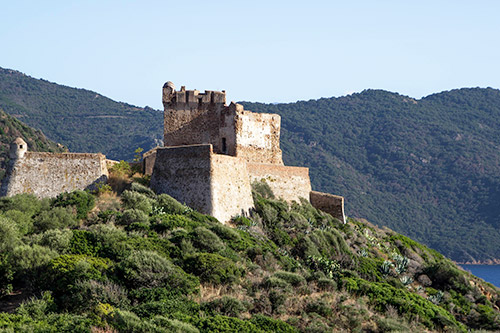 Image d'un château historique dominant des collines verdoyantes, symbole de mystère et d'histoire, capturé au crépuscule.