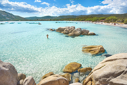 Cette image illustre un coin enchanteur de la Corse, où la mer turquoise rencontre des rochers charmants, offrant un cadre parfait pour la détente et la contemplation. L'atmosphère qui s'en dégage est à la fois apaisante et vivifiante, vraie promesse d'évasion.