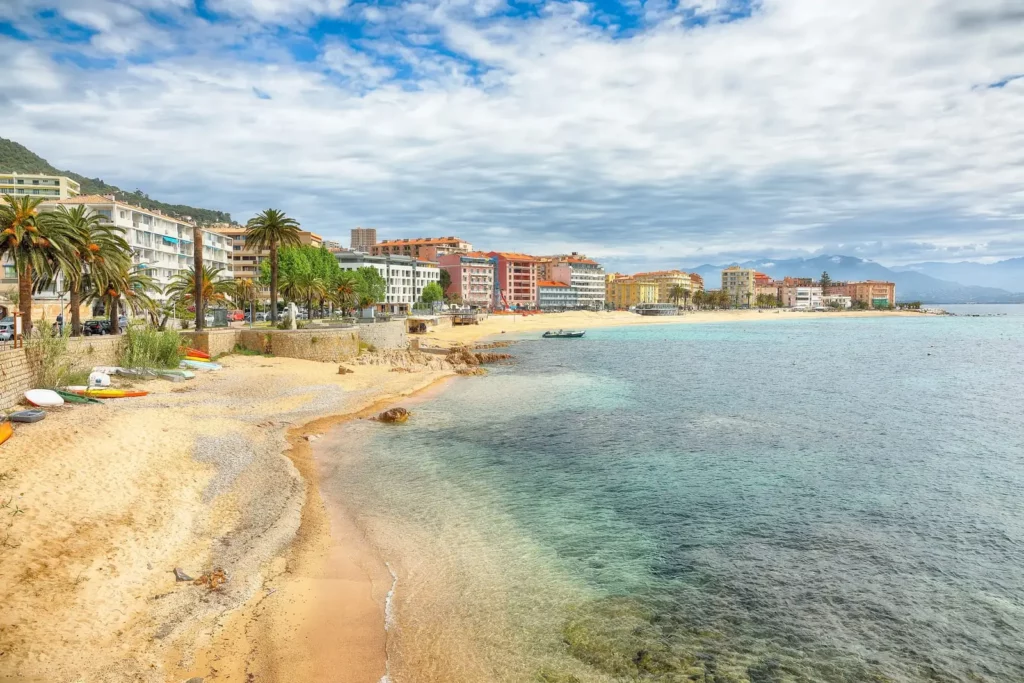 Corse-du-Sud les plages accessibles du centre-ville