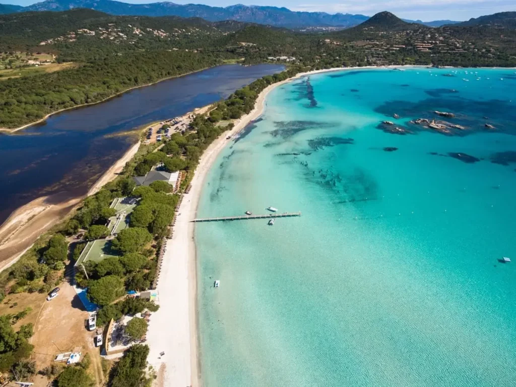 Plage de Santa Giulia vue du ciel – Corse du Sud Vue aérienne de la plage de Santa Giulia et de son lagon au Sud de la Corse