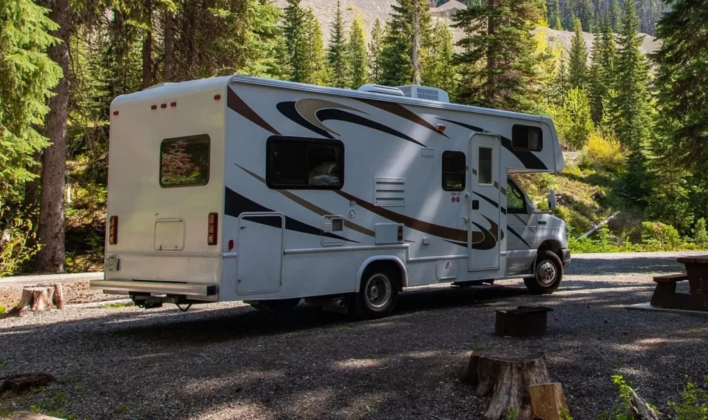 beau-camping-a-la-montagne-avec-camping-car-et-banc-en-bois(1)(1)