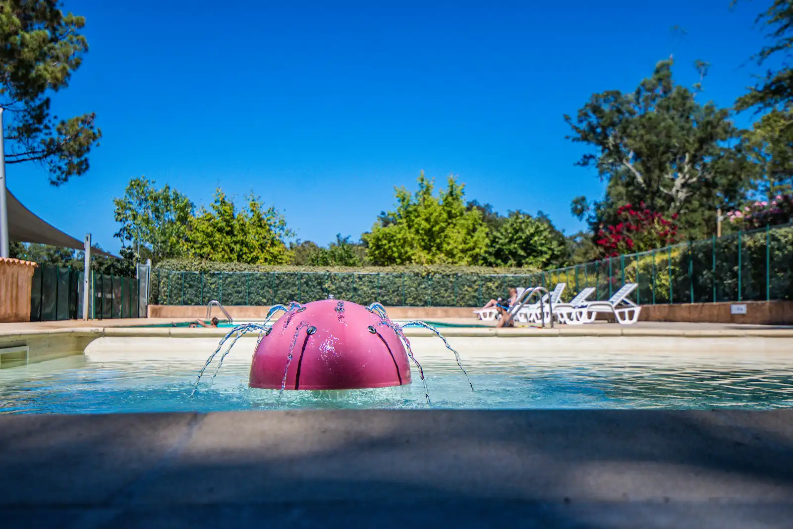Pataugeoire pour bébés avec fontaine champignon rose au Camping Santa Lucia.