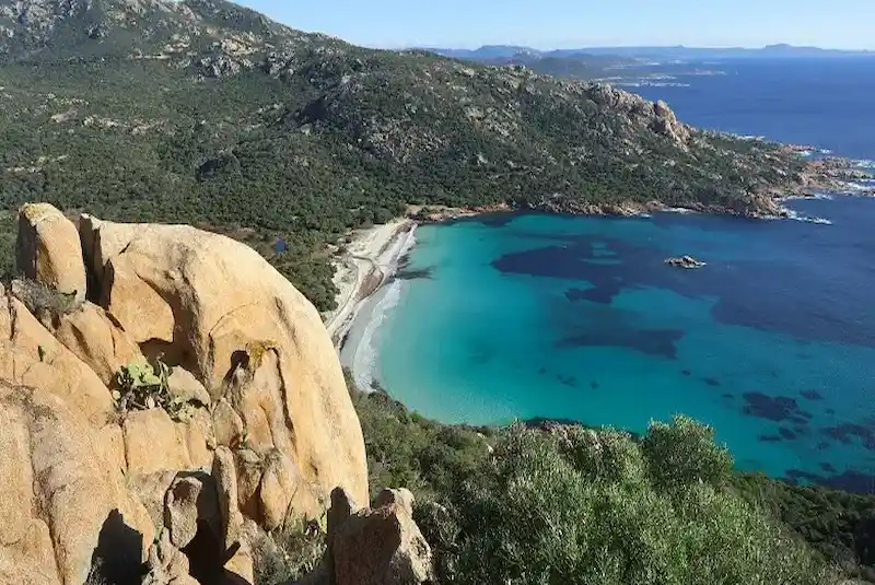 Vue panoramique sur le littoral de Corse-du-Sud et les falaises depuis les hauteurs de Porto-Vecchio.