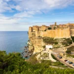 Vue panoramique de la ville haute de Bonifacio perchée sur ses falaises de calcaire blanc dominant la mer.