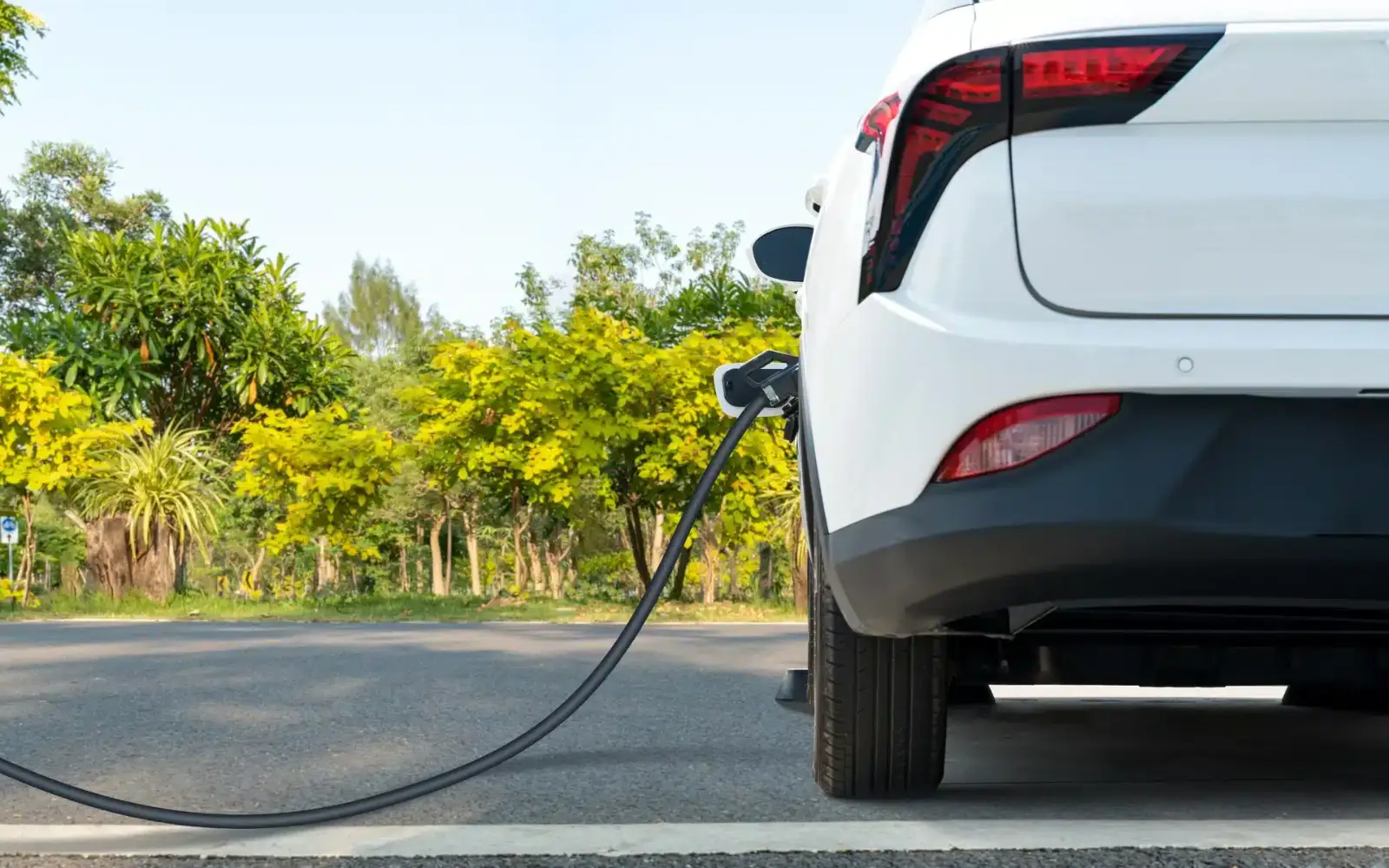 Borne de recharge pour véhicule électrique disponible pour les clients du Camping Le Damier.