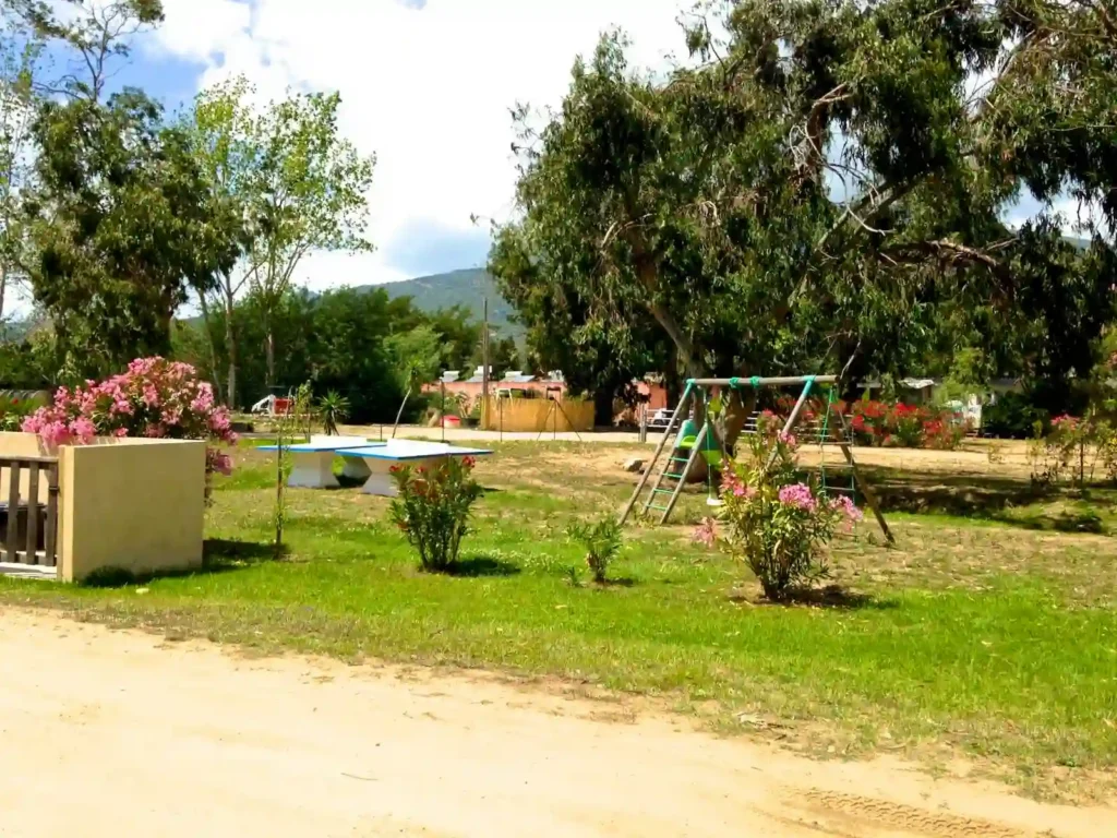 camping milella air de jeux enfants famille Aire de jeux pour enfants et tables de ping-pong au Camping Milella à Propriano.
