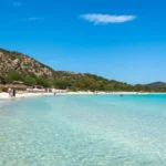 Activités de loisirs et détente sur le sable fin de la plage de Palombaggia à Porto-Vecchio.