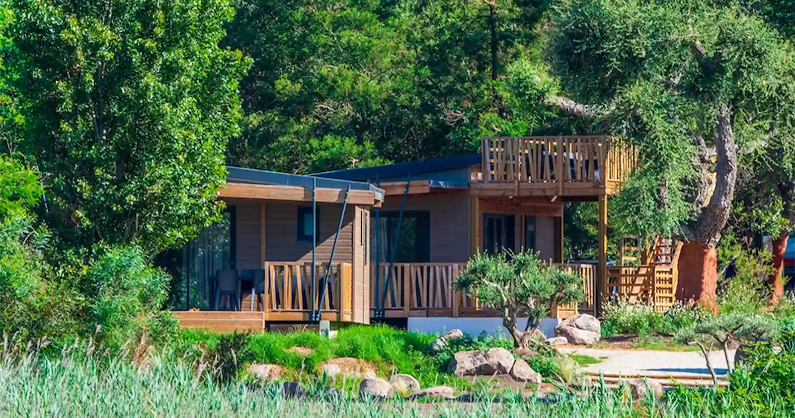 Location de chalet en bois design avec terrasse et toit-terrasse au Camping U Pinarellu.