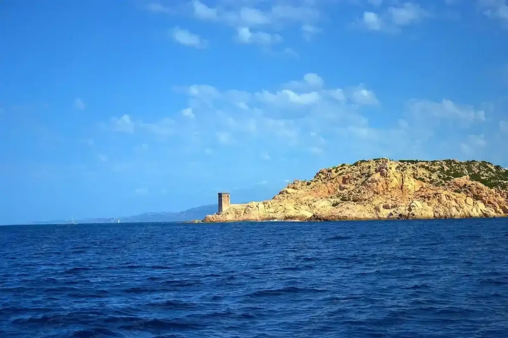 Pianottoli camping le damier corse du sud Vue depuis la mer sur la tour génoise et les côtes sauvages proches du Camping Le Damier à Pianottoli.