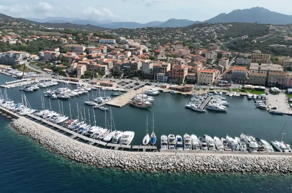 port-propriano-camping-corse-sud Vue aérienne du port de plaisance de Propriano en Corse-du-Sud, destination idéale pour un séjour en camping en bord de mer.