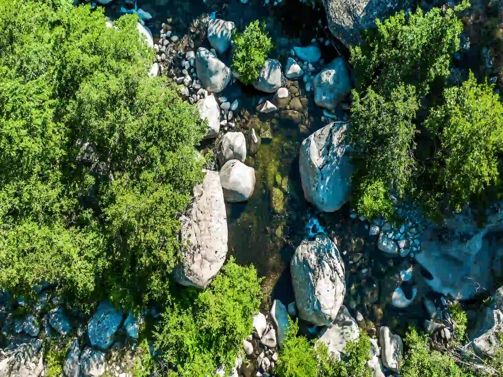 Rivière cristalline et vasques naturelles à proximité du Camping Les Oliviers