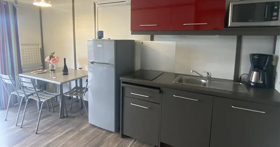 Cuisine d'un mobil-home au camping Villata à Sainte-Lucie de Porto-Vecchio