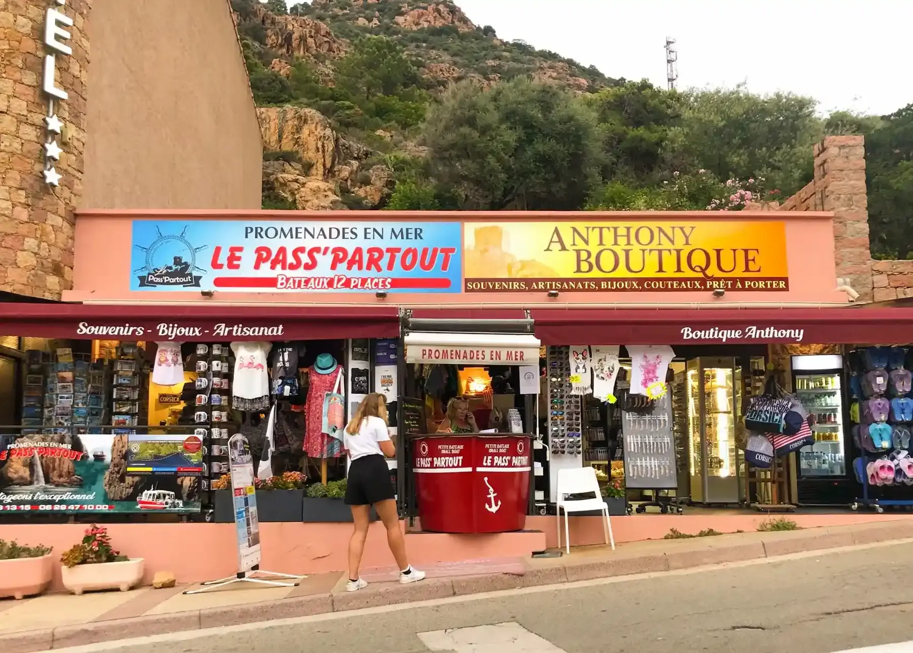 Devanture de la boutique Anthony et guichet de réservation Le Pass'Partout à Porto, proposant des souvenirs et des billets pour les balades en mer.
