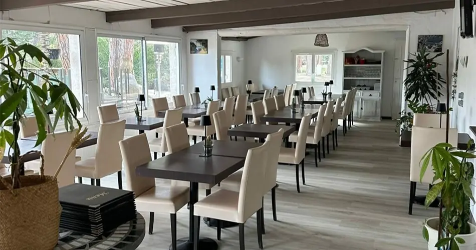 Salle interieure du restaurant du camping Villata à Porto-Vecchio