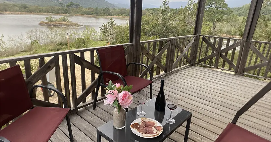 Terrasse d'un bungalow au camping Villata avec vue sur etang en Corse
