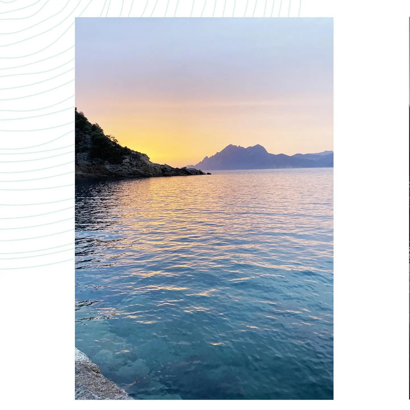 Paysage côtier paisible en Corse au coucher du soleil, montrant une mer calme aux reflets bleus et dorés, une pointe rocheuse avec de la végétation au premier plan à gauche, et des silhouettes de montagnes lointaines sous un ciel dégradé de jaune, orange et bleu-gris.