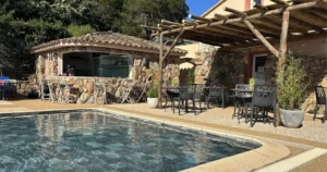 Bar au bord de la piscine au Camping U Pirellu