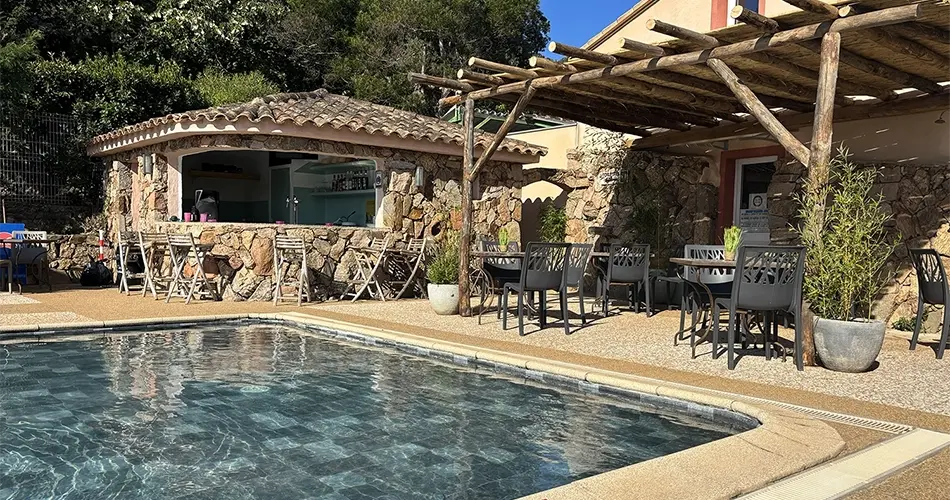 Bar au bord de la piscine au Camping U Pirellu