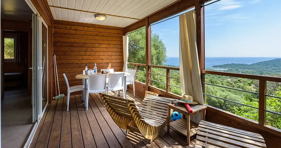 Terrasse d'un chalet avec vue mer au Camping U Pirellu à Porto-Vecchio
