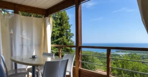 Terrasse d'un chalet avec vue mer au Camping U Pirellu à Porto-Vecchio