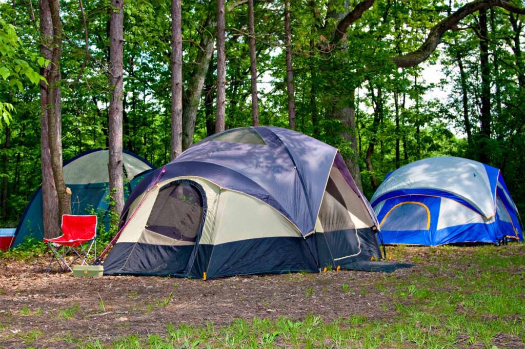 Come si prenota una piazzola per la tenda in un campeggio nella Corsica del Sud nel 2026?